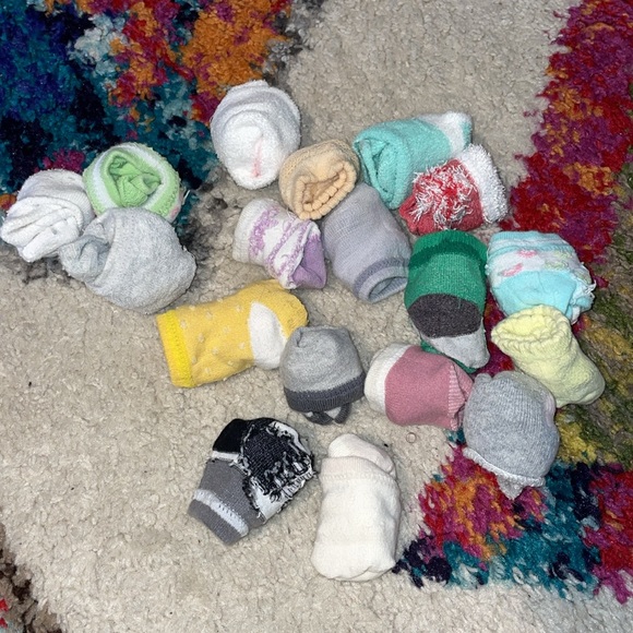 Baby hats, mitts and socks - Picture 3 of 3